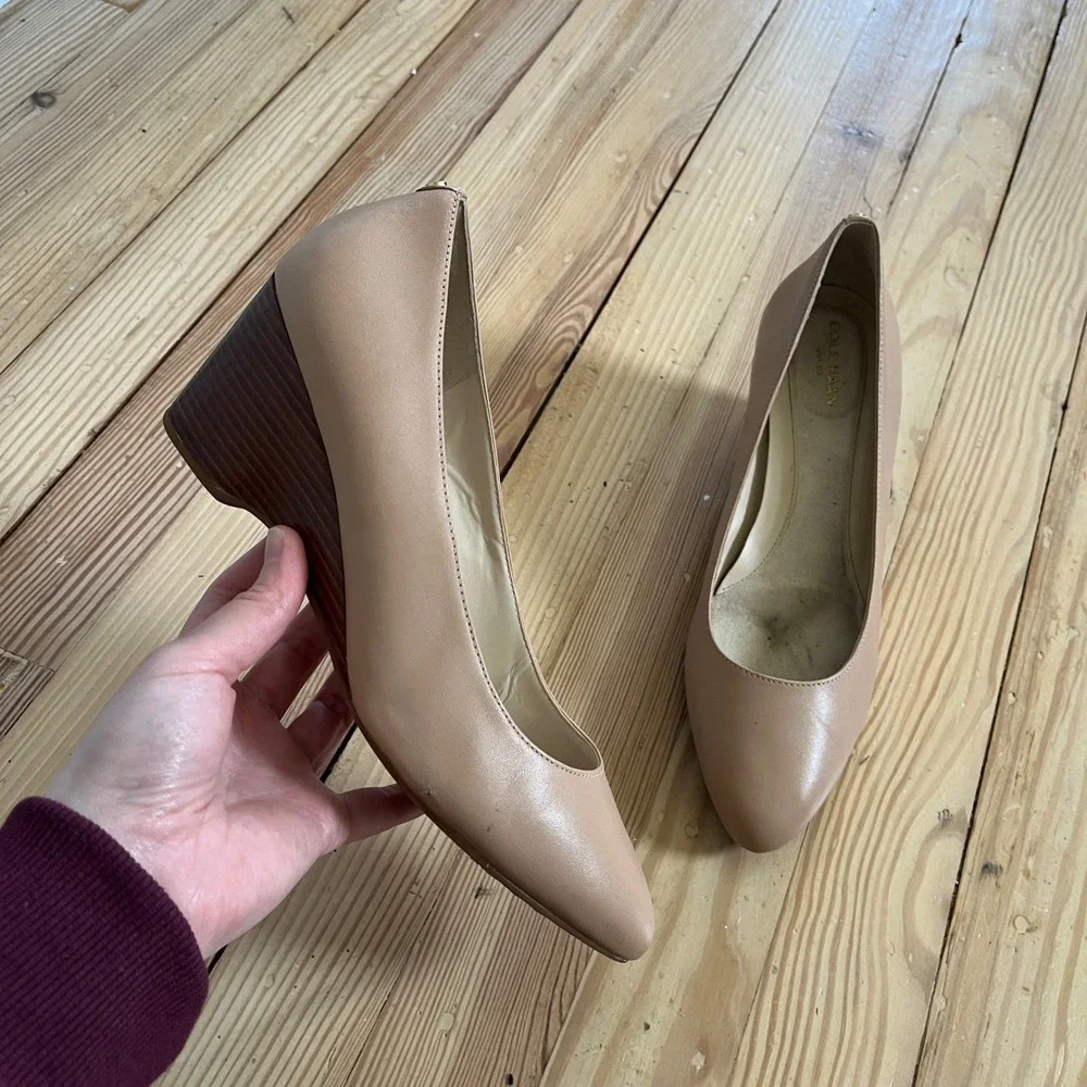 Cole Haan Go-To‎ Wedge Beige Leather Almond Toe Pumps W20462 Womens 8.5 Preppy